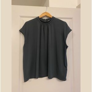 💚 H&M EUC Dark Green Fitted Collar with Pleated Neckline Blouse